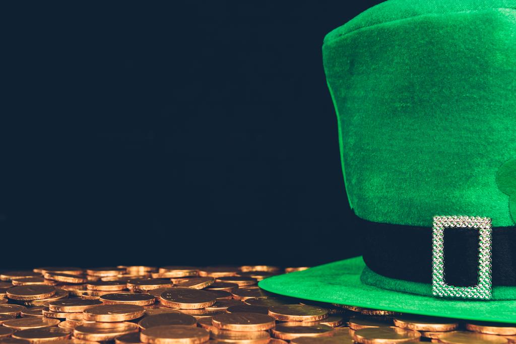 黄金の緑の帽子のコインに分離された黒、st パトリック日コンセプト - 写真・画像