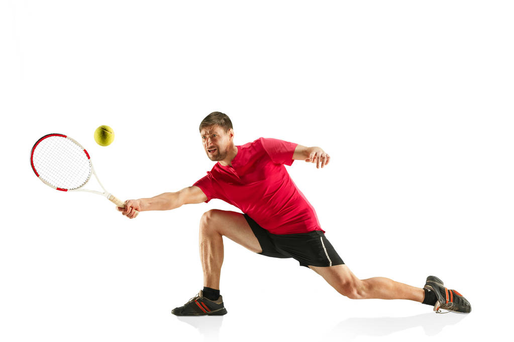 um homem caucasiano jogando tenista isolado no fundo branco
 - Foto, Imagem