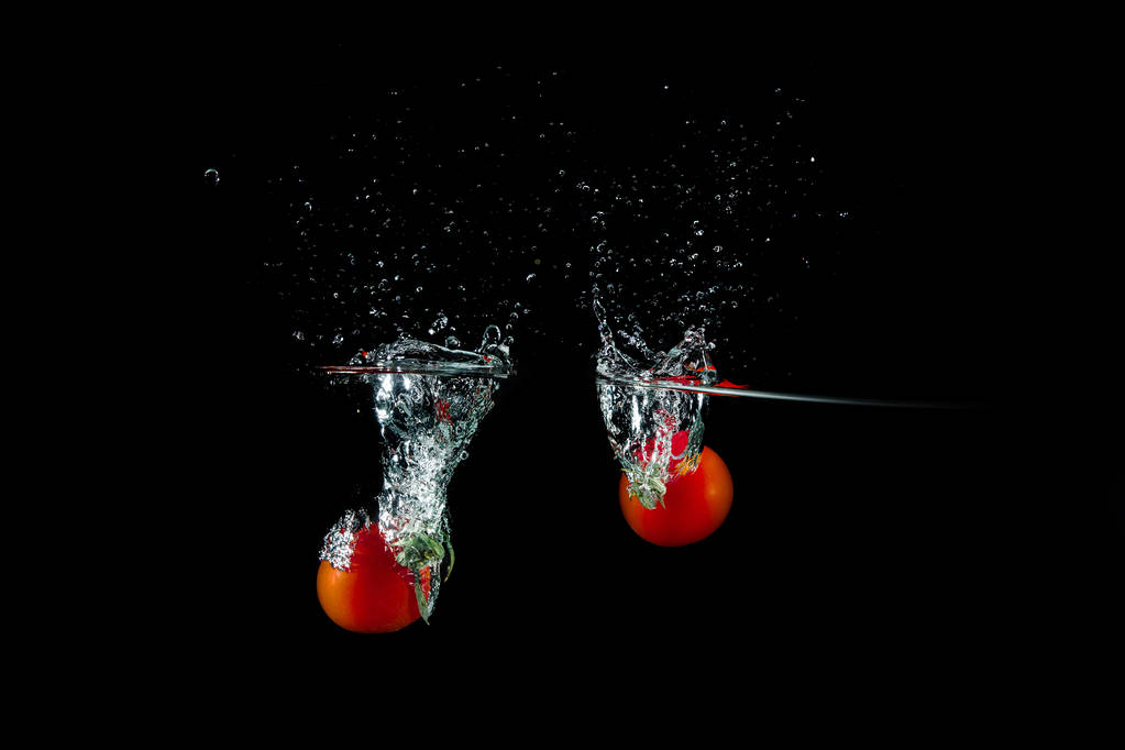 rajče ve vodě stříkance - Fotografie, Obrázek