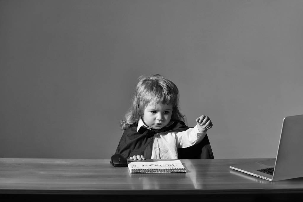 Kleine jongen op school Bureau - Foto, afbeelding