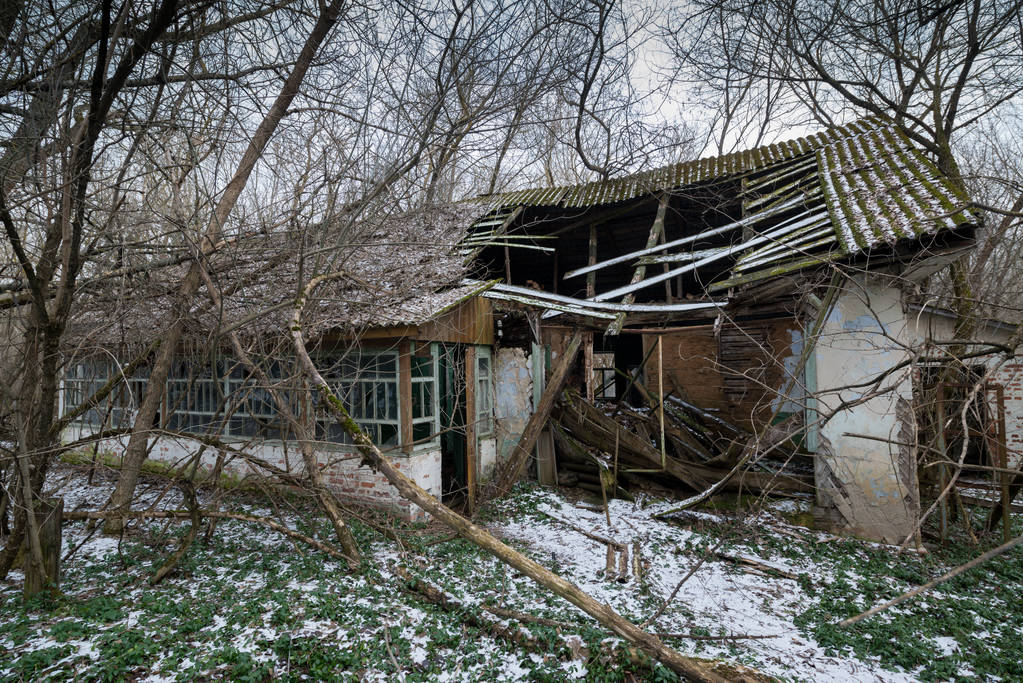 Edificio abandonado en la zona de exclusión de Chernobyl, Ucrania
 - Foto, Imagen