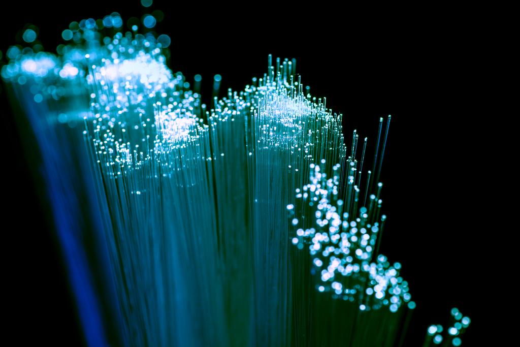 Parlak ışık mavi fiber optik arka planı, iletişim teknoloji yakın çekim - Fotoğraf, Görsel