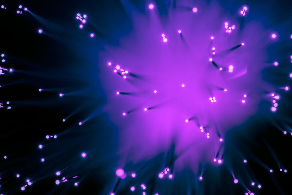 vista superior de fondo de fibra óptica púrpura brillante borrosa
  - Foto, imagen