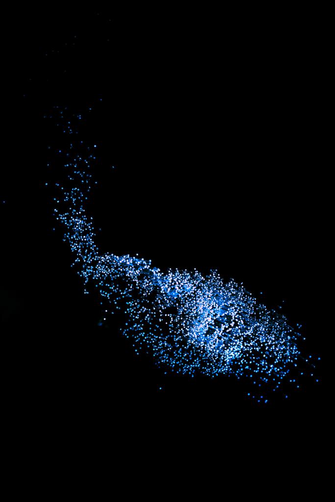 λαμπερά μπλε οπτικών ινών σε σκούρο φόντο, μοιάζει αστερισμός στον χώρο - Φωτογραφία, εικόνα