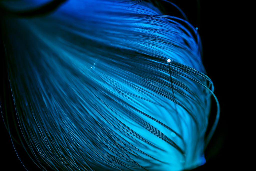 κοντινό πλάνο της λαμπερή υφή μπλε οπτικές ίνες νήματα - Φωτογραφία, εικόνα