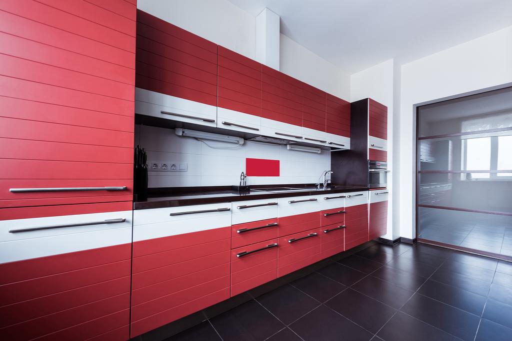вид пустой современной кухни в красном цвете
 - Фото, изображение