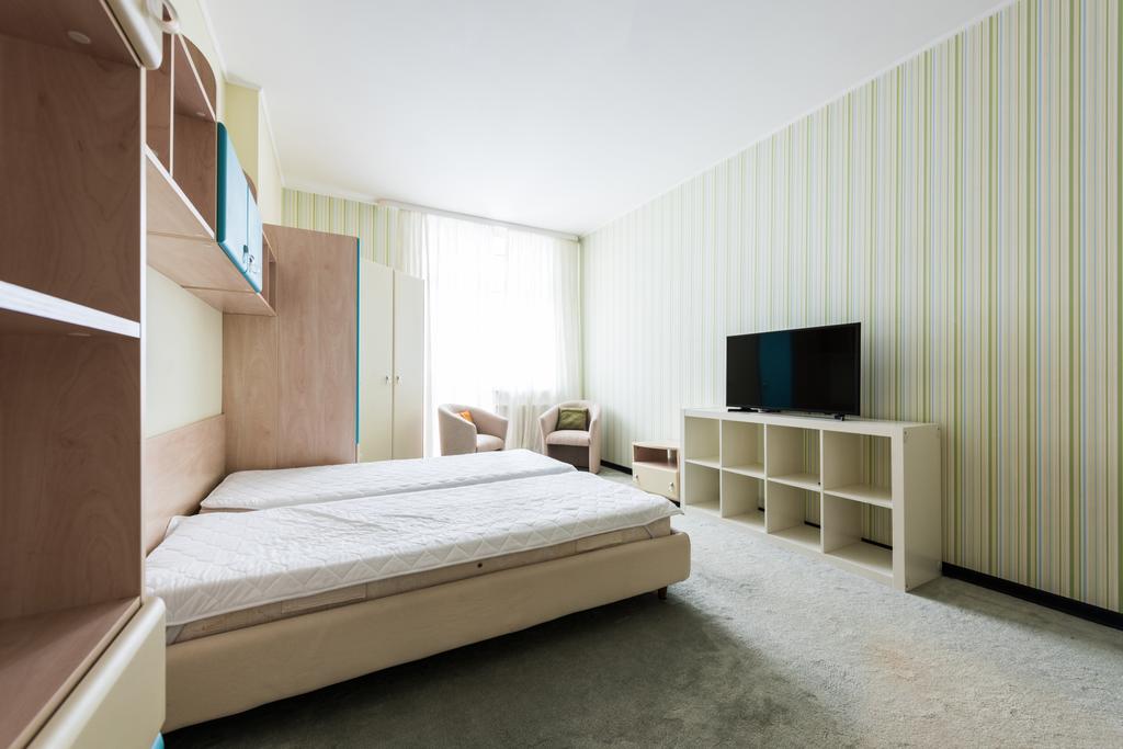 Widok z drewniana szafa i łóżko stylowe sypialni z bliska - Zdjęcie, obraz