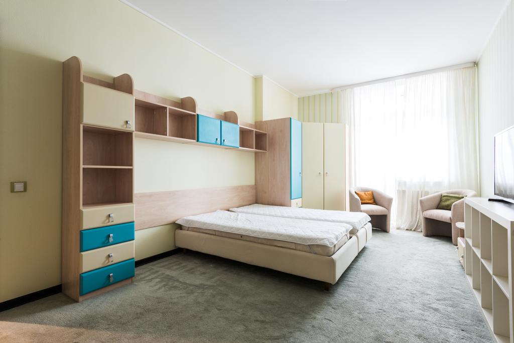 スタイリッシュなベッドルーム木製クローゼットとベッドのクローズ アップ表示 - 写真・画像