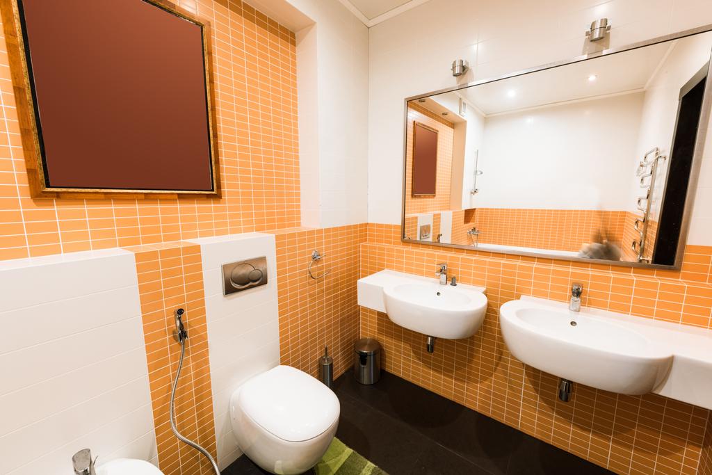 vista de perto do banheiro moderno em cores laranja e branco
 - Foto, Imagem