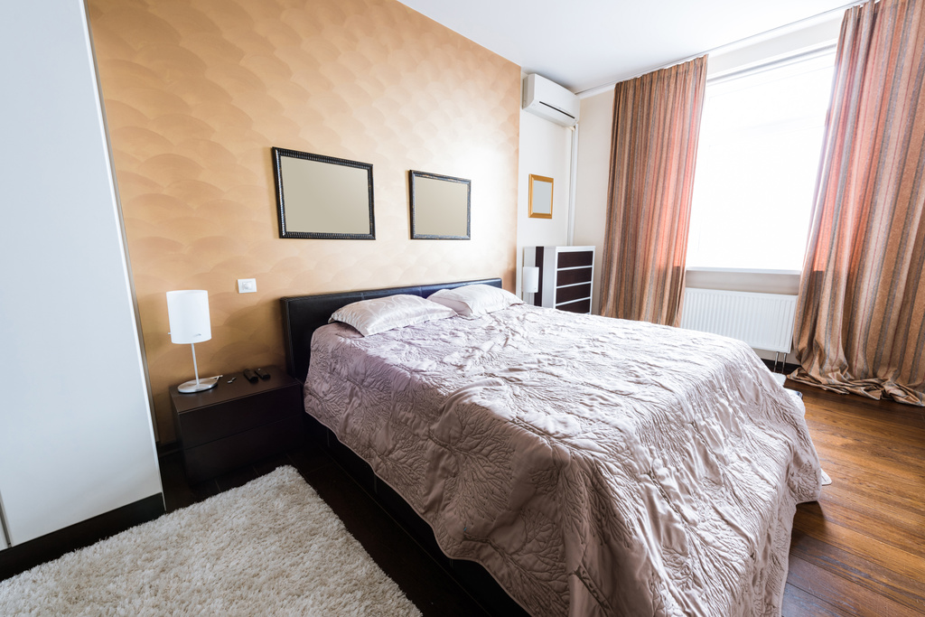 整理されたスタイリッシュな寝室クローゼットとベッドのクローズ アップ表示 - 写真・画像
