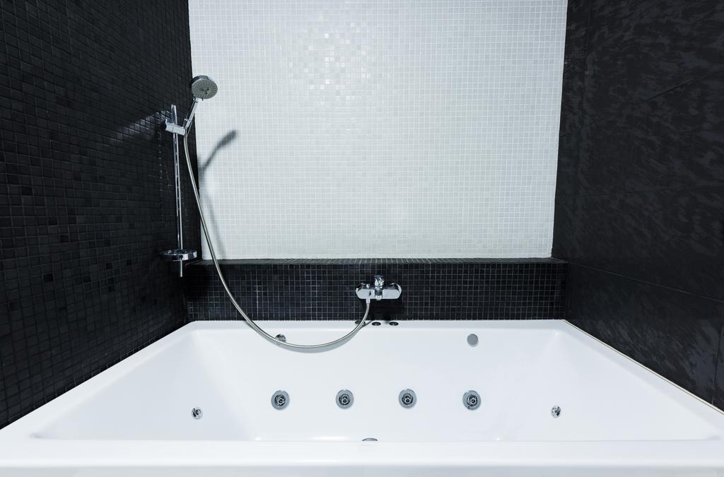 pohled na moderní vanou v koupelně v bílé a černé barvě - Fotografie, Obrázek