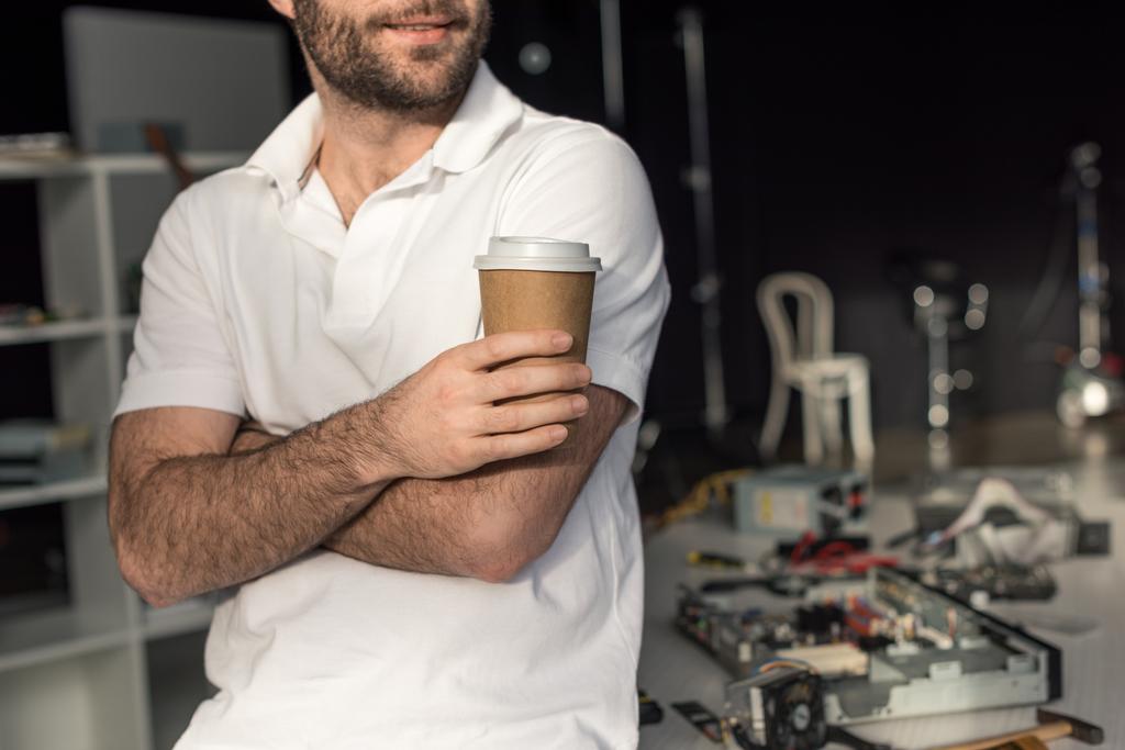 обрезанный образ человека, держащего чашку кофе
 - Фото, изображение