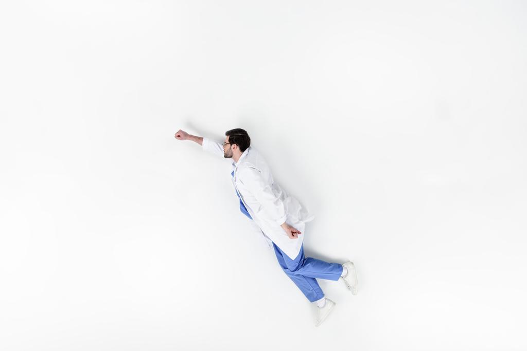 vue du dessus du médecin volant comme un super héros isolé sur blanc
 - Photo, image
