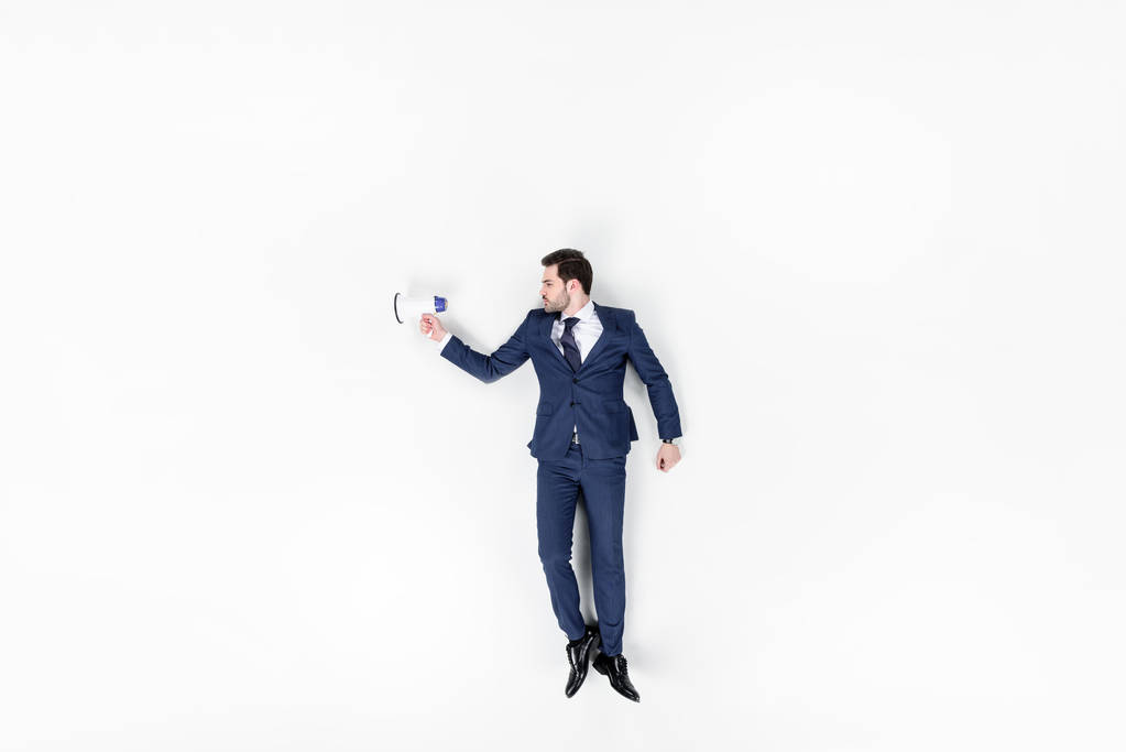 vista superior de joven hombre de negocios con altavoz aislado en blanco
 - Foto, Imagen