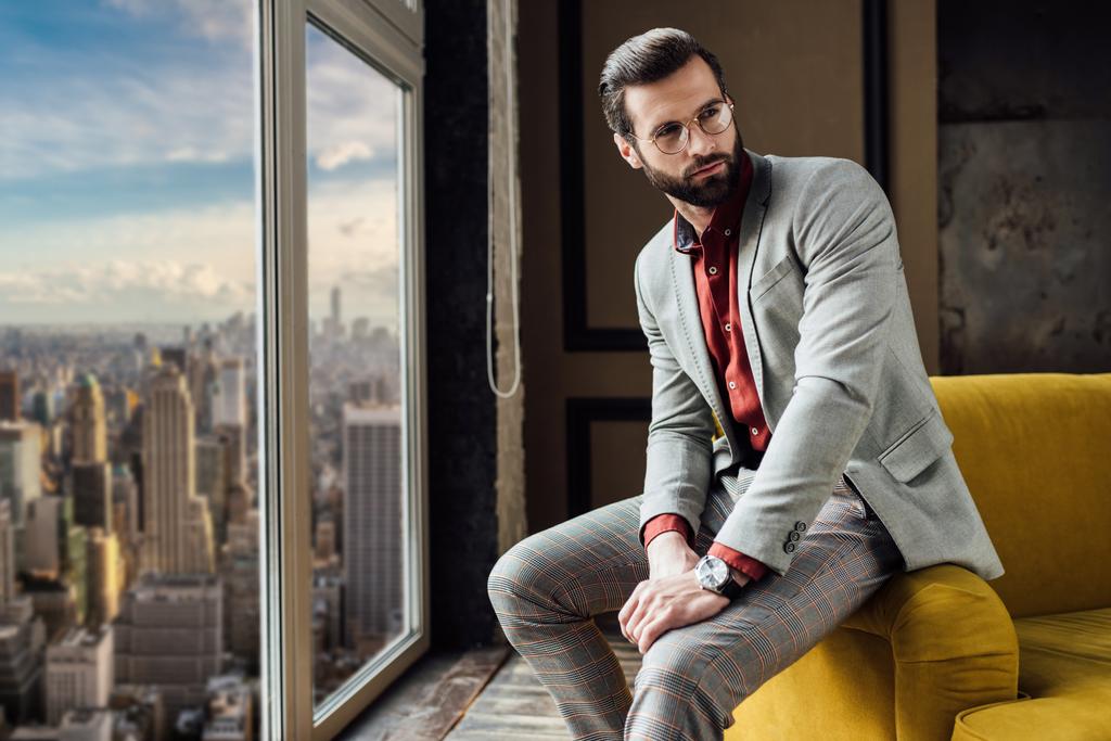 uomo elegante in giacca e cravatta posa alla finestra con vista sulla città
 - Foto, immagini