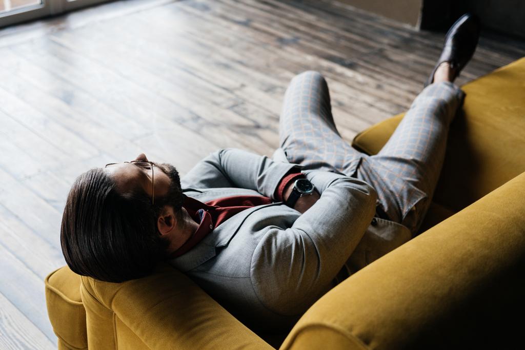 самотній красивий чоловік відпочиває на дивані
 - Фото, зображення