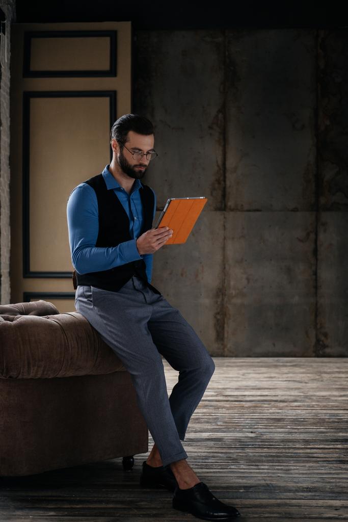 стильний елегантний чоловік використовує цифровий планшет
 - Фото, зображення