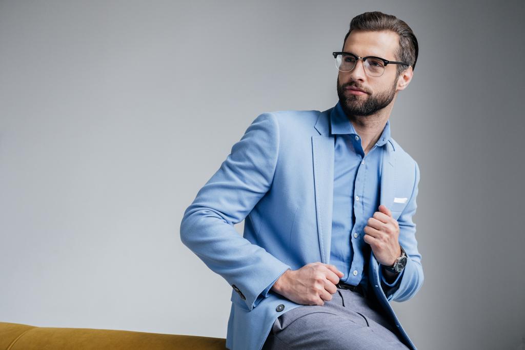 Stylowy, przystojny mężczyzna w okularach i niebieski modny garnitur - Zdjęcie, obraz