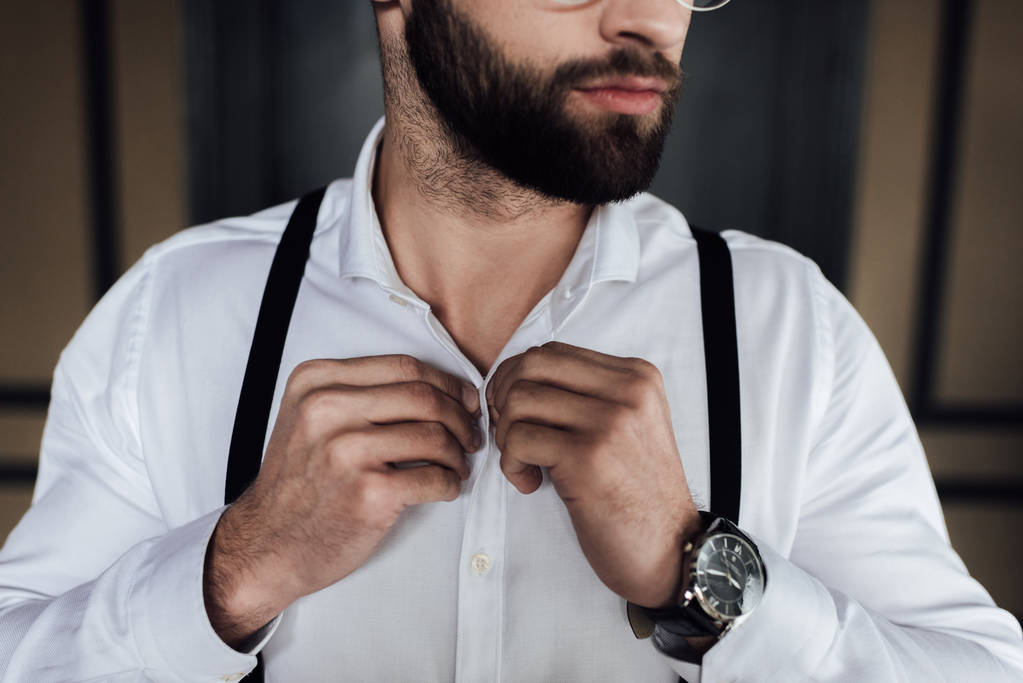 a szakállas férfi fehér inget és harisnyatartó levágott megtekintése  - Fotó, kép