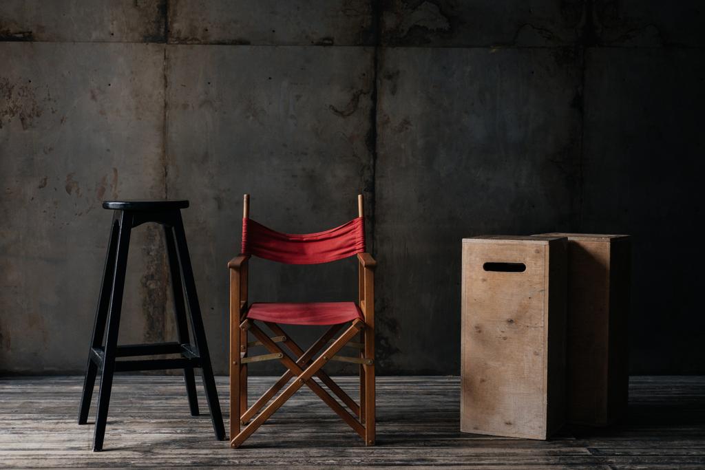 silla roja, taburete y cajas en el interior del loft
 - Foto, imagen