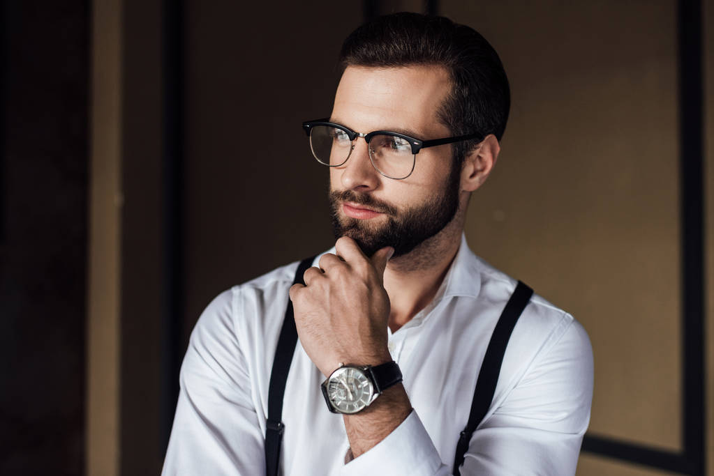 muodikas huomaavainen mies trendikkäissä silmälaseissa
 - Valokuva, kuva
