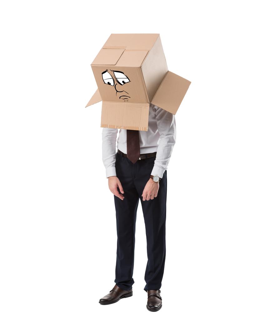 Erschöpfter Geschäftsmann mit Pappschachtel auf dem Kopf steht isoliert auf weißem Grund  - Foto, Bild