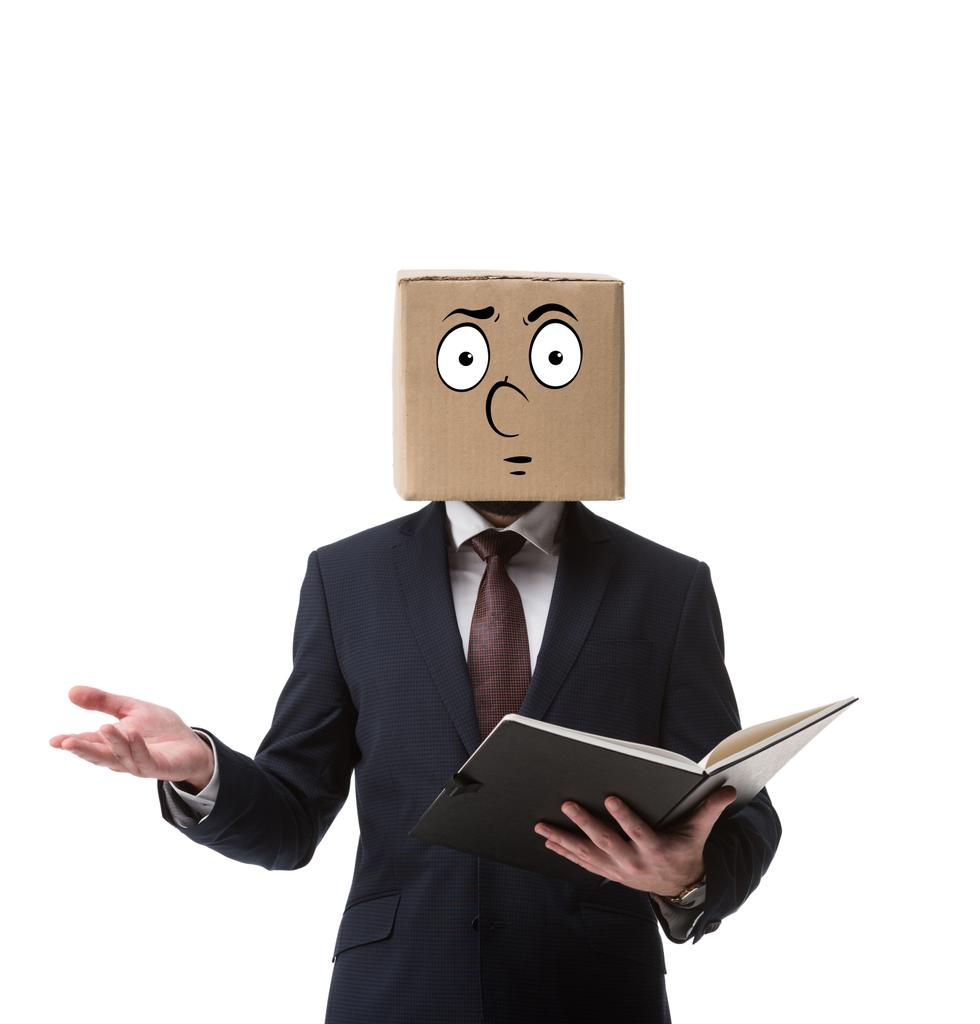 empresário com caixa de papelão na cabeça segurando documentos em pasta isolada em branco
  - Foto, Imagem