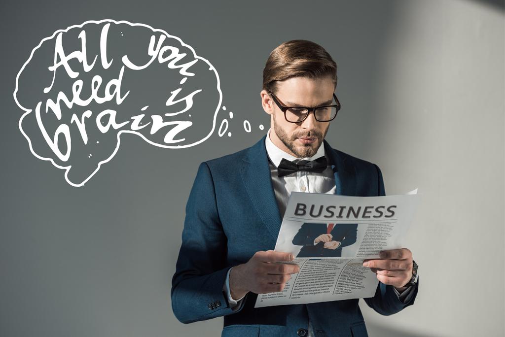 portrét pohledný stylový podnikatel v brýlích na čtení novin a vše co potřebujete je mozek nápis na grey - Fotografie, Obrázek