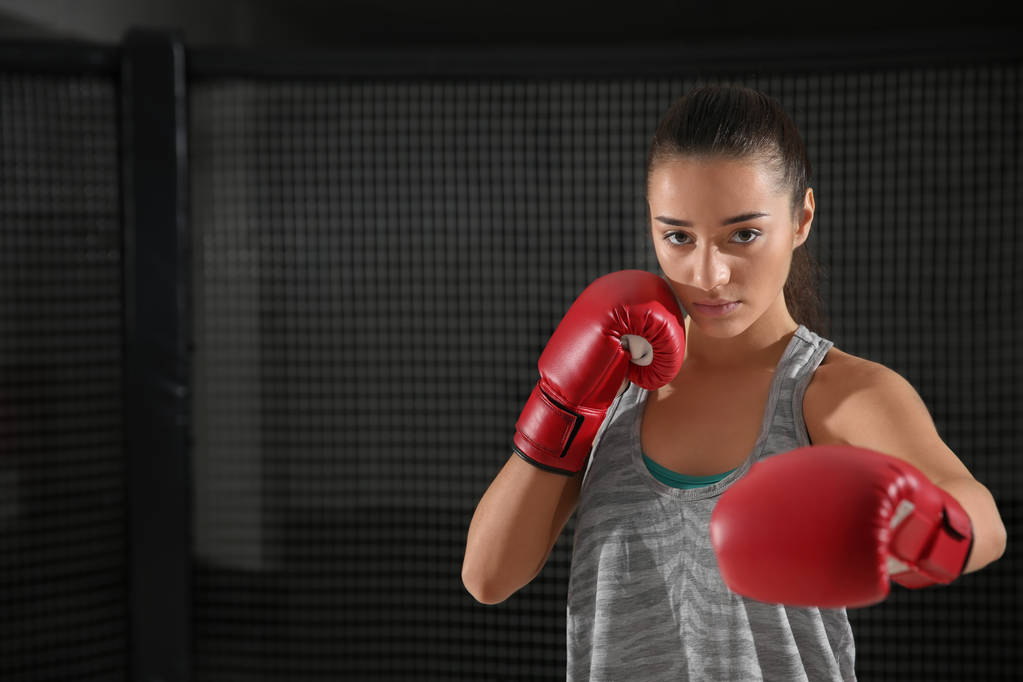 Retrato de una joven boxeadora en el gimnasio
 - Foto, imagen