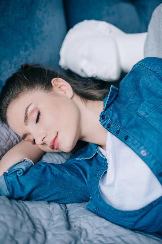 valikoiva painopiste nainen nukkuu lähellä mallinukke sängyssä, yksipuolinen rakkaus käsite
 - Valokuva, kuva