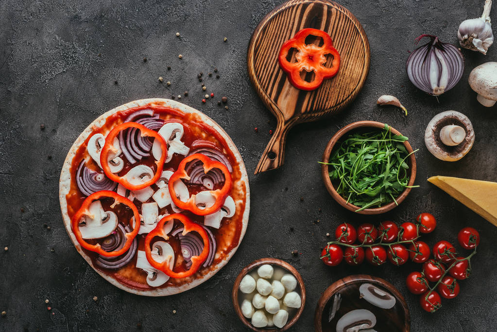 コンクリートのテーブルの即席ピザ食材のトップ ビュー - 写真・画像
