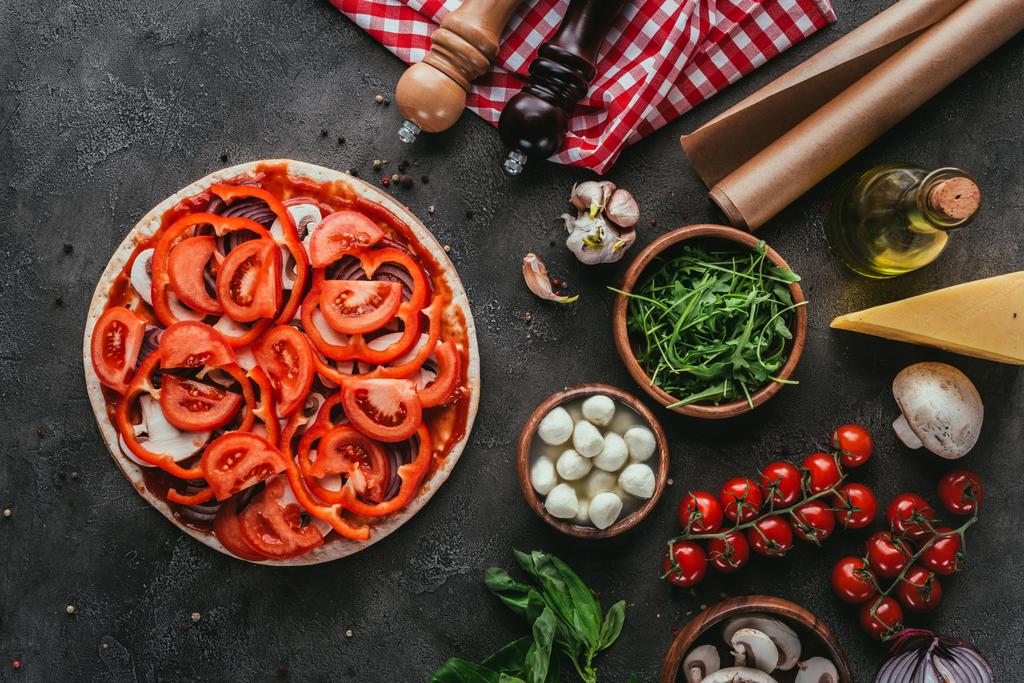 具体的なテーブルに様々 な食材を用いた調理ピザのトップ ビュー - 写真・画像