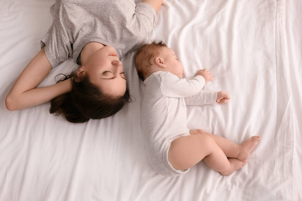 Anya és a baba alszik az ágyban otthon - Fotó, kép