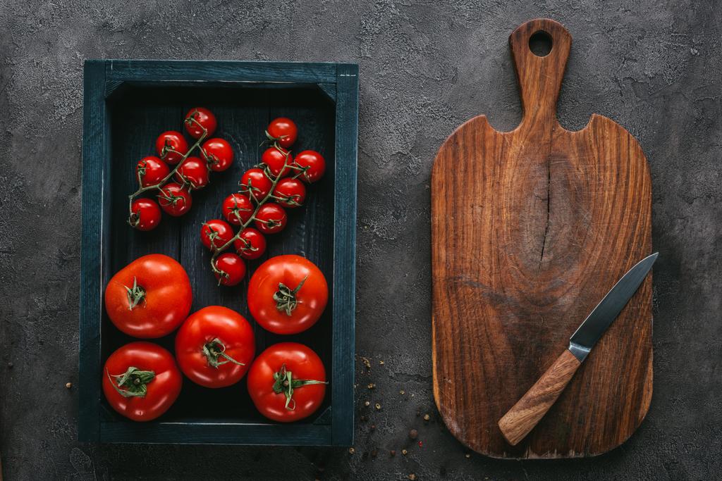 vista superior de tomates en caja sobre superficie de hormigón
 - Foto, Imagen