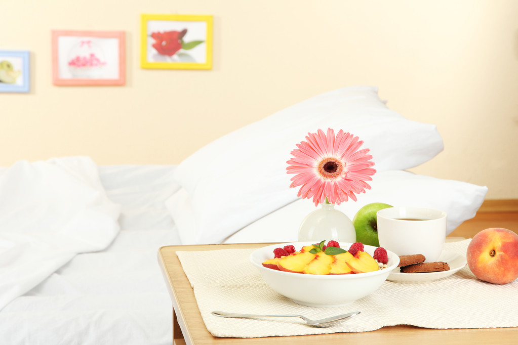 Yatağın yanındaki komodinin üzerinde hafif Kahvaltı - Fotoğraf, Görsel