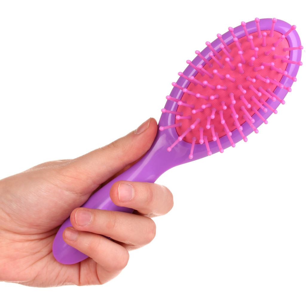 escova de cabelo roxo na mão isolado em branco
 - Foto, Imagem