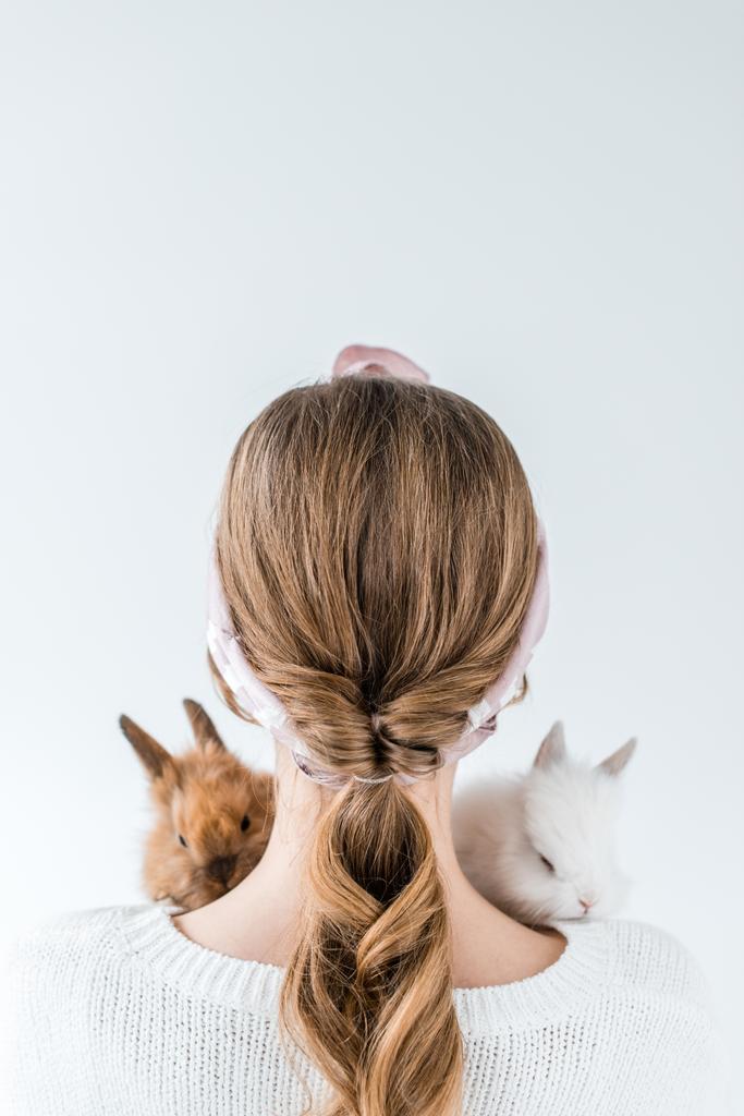 Kızın çok güzel tüylü tavşan üzerinde beyaz izole holding arka görünüm - Fotoğraf, Görsel