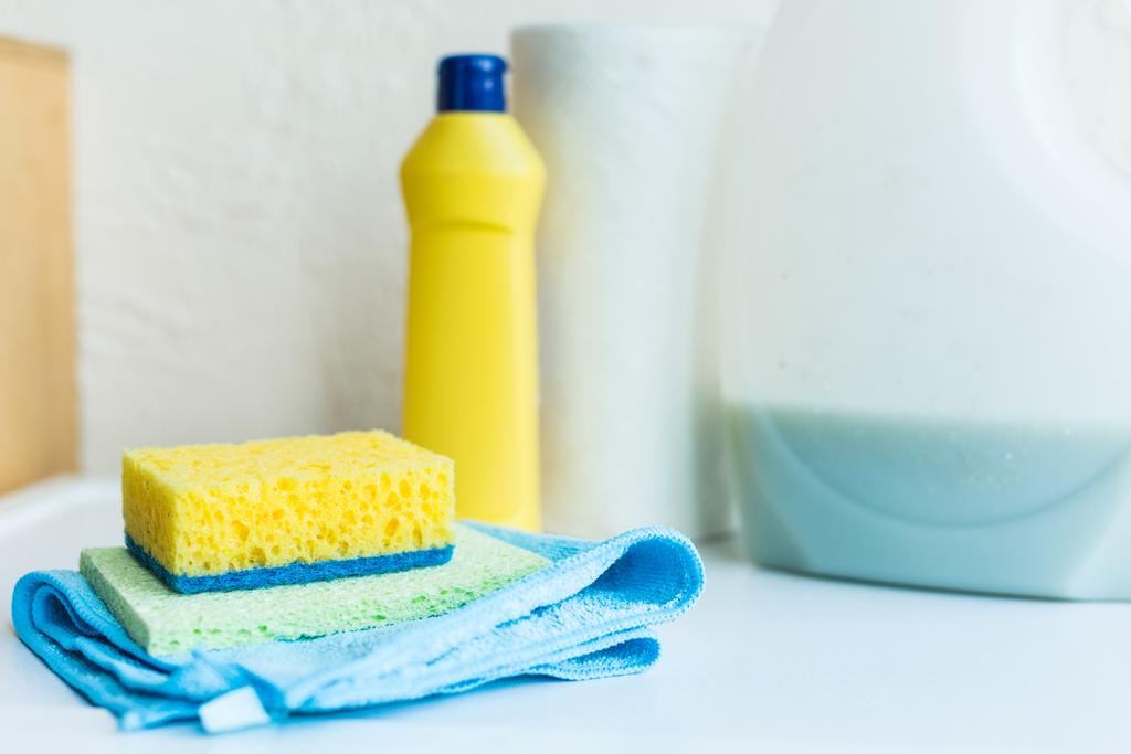 visione ravvicinata di asciugamani, spugne e contenitori in plastica con fluidi detergenti
 - Foto, immagini