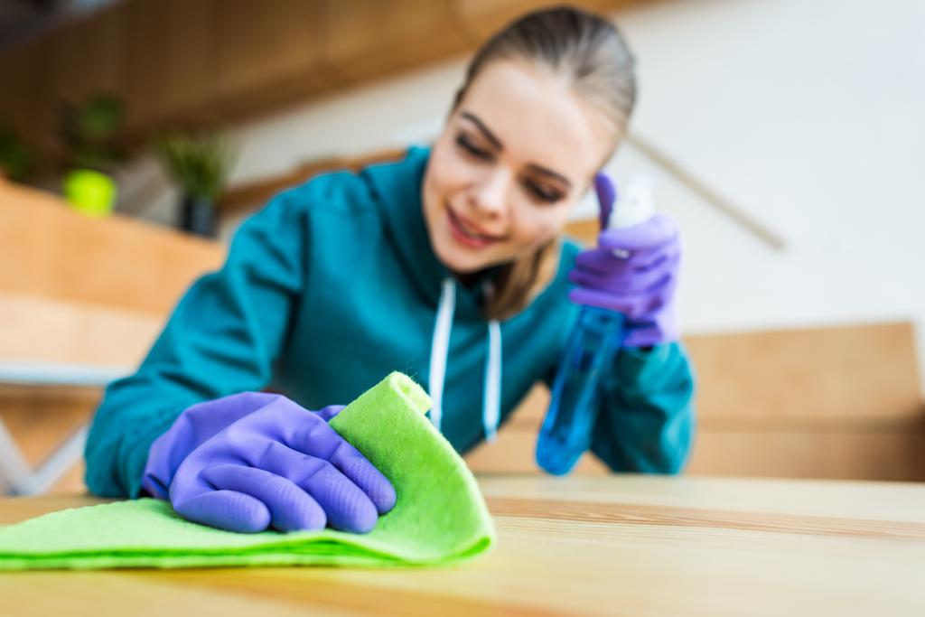 kaunis hymyilevä nuori nainen puhdistus kotiin rätti ja puhdistus nestettä
 - Valokuva, kuva