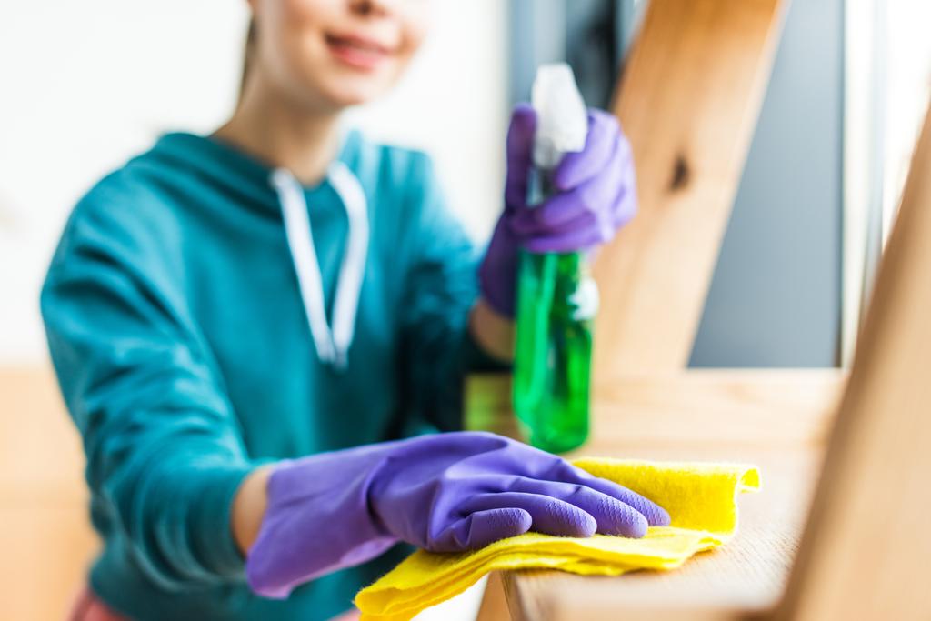 enfoque selectivo de la mujer en guantes de goma limpieza en el hogar
 - Foto, imagen
