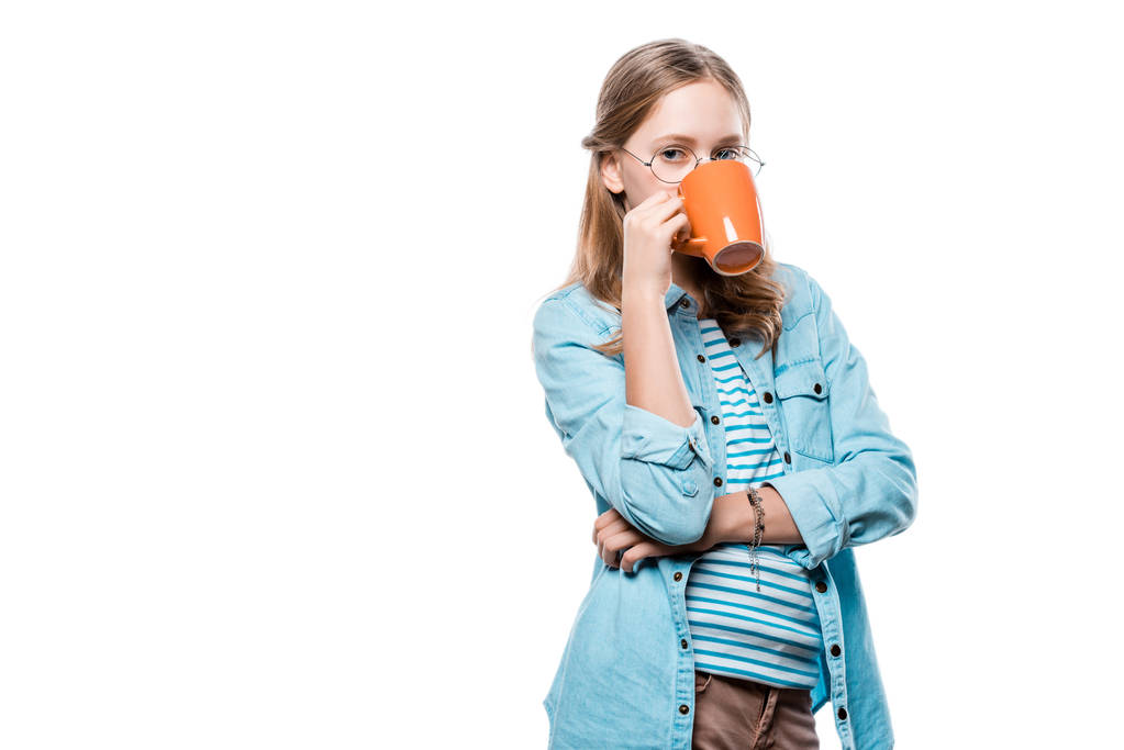 κορίτσι σε γυαλιά πίνοντας τσάι και βλέπουν τα φωτογραφικών μηχανών που απομονώνονται σε λευκό - Φωτογραφία, εικόνα