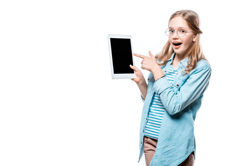 ragazza sorpresa negli occhiali che punta con il dito al tablet digitale con schermo bianco isolato su bianco
 - Foto, immagini