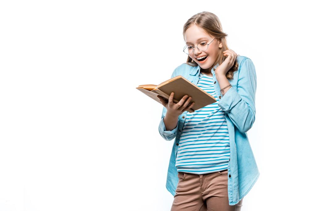 šťastný dospívající dívka v brýlích čtení knihy izolované na bílém - Fotografie, Obrázek