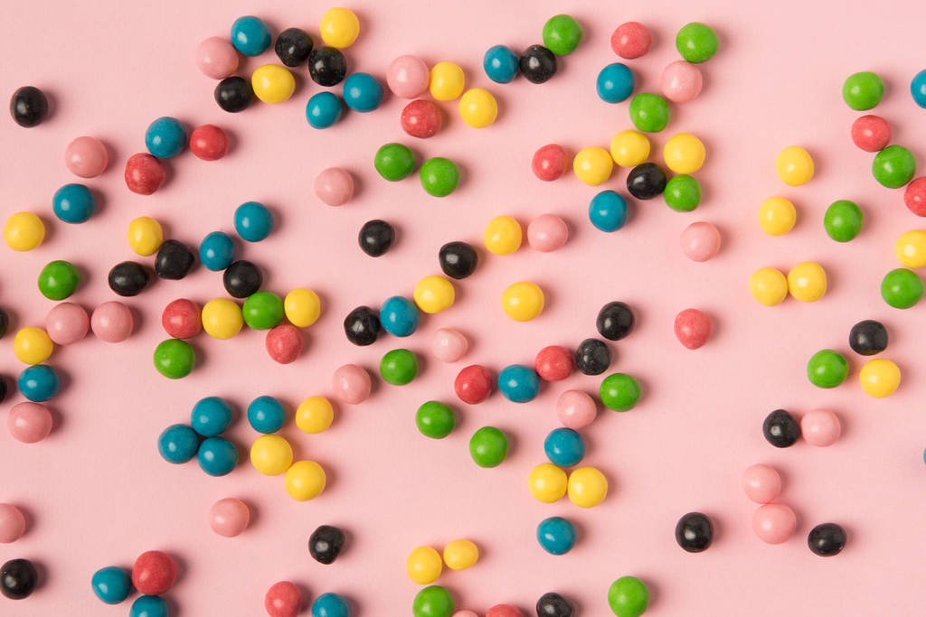 крупный план различных конфет, изолированных на розовом
 - Фото, изображение