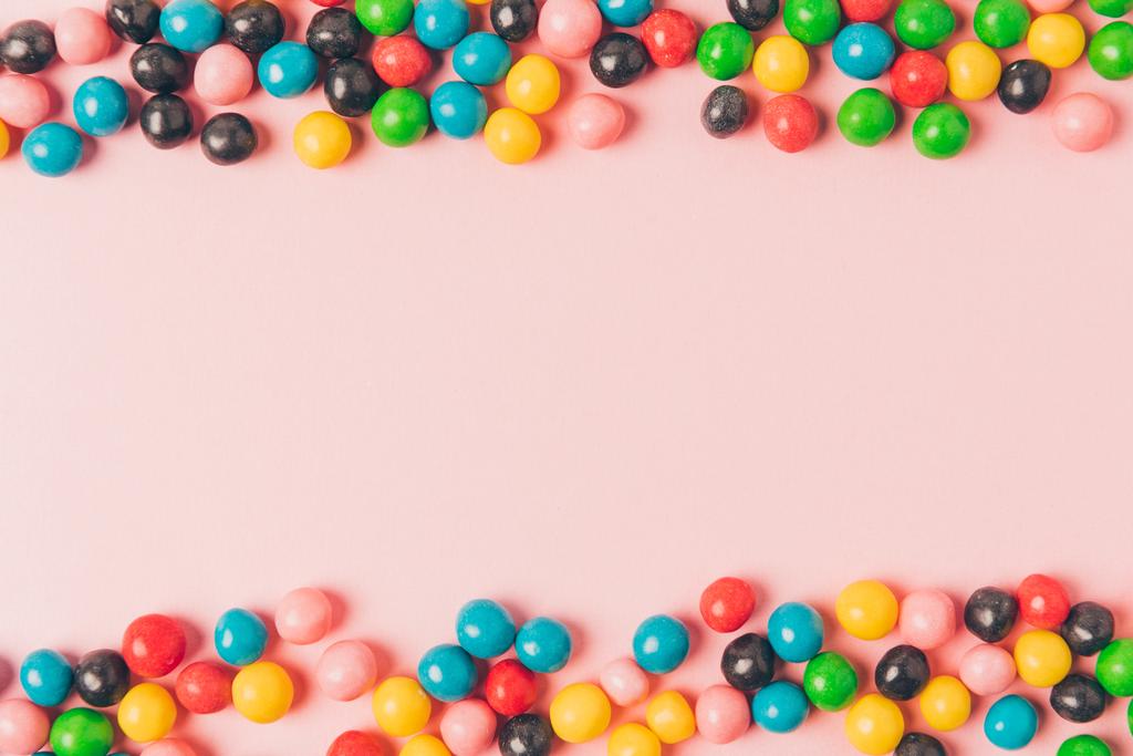 вид сверху на организованные конфеты изолированы на розовый
 - Фото, изображение