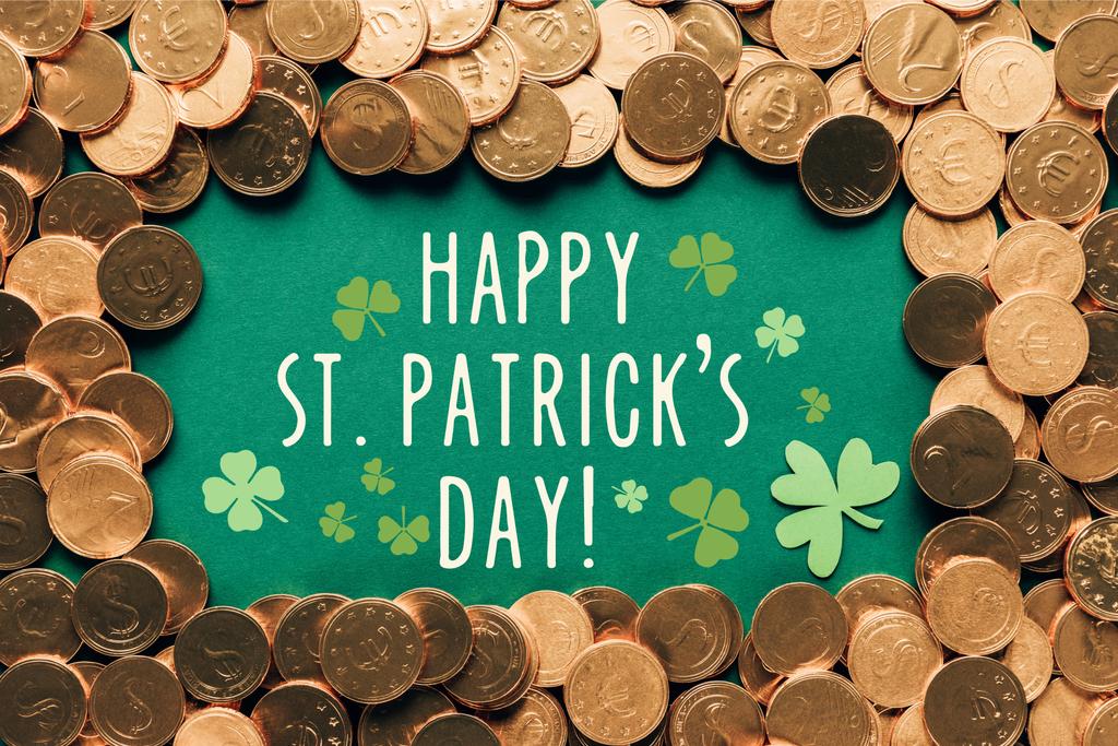 επίπεδη lay με χρυσά νομίσματα και ευτυχής Αγίου patricks ημέρα γραμμάτων σε πράσινο φόντο - Φωτογραφία, εικόνα