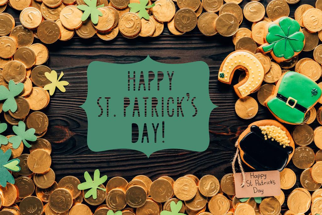 flache Lage mit Goldmünzen, festlichen Plätzchen und Happy Patricks Day Schriftzug auf Holzoberfläche - Foto, Bild