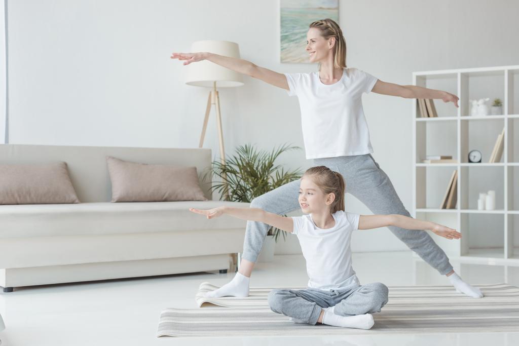moeder en dochter samen beoefenen van yoga - Foto, afbeelding
