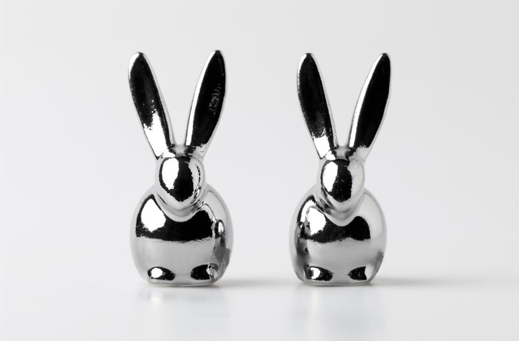 dos estatuillas de conejos de Pascua en blanco
 - Foto, imagen