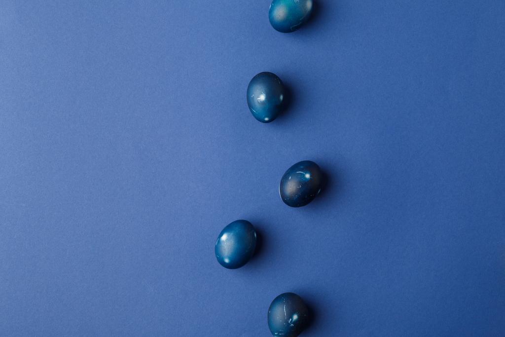 vista superior de ovos de páscoa pintados de azul em azul
 - Foto, Imagem